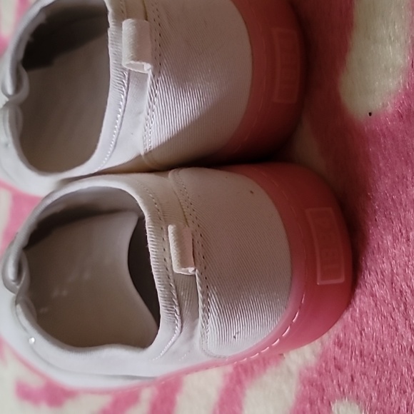 NWOT Old Navy Sneakers White/Hot Pink Kids 5. Women Size 7. - Picture 3 of 4
